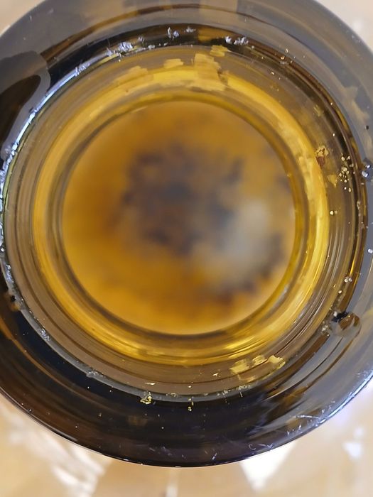 Gąsior do wina szklany balon w metalowym koszu