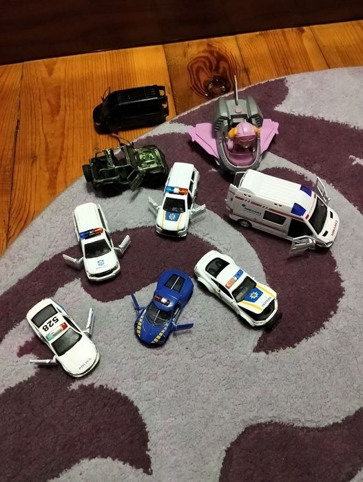 Продам машинки металеві