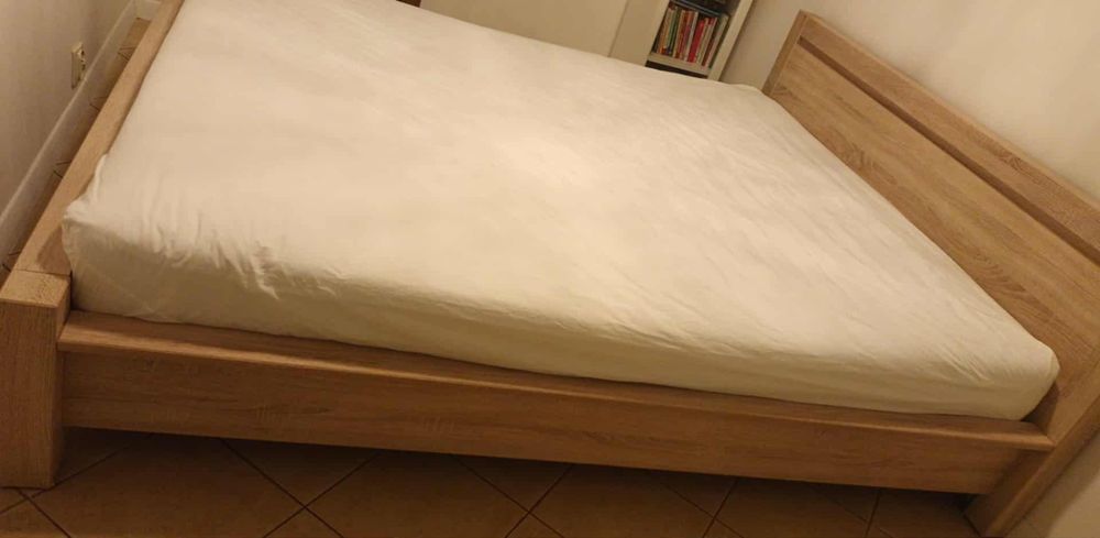 Łóżko z materacem  180/210