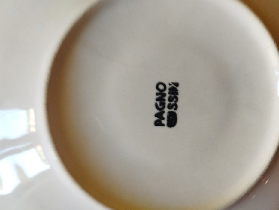 Talerze dyże deserowe i głębokie firmy Oagni z porcelany po bokach usz