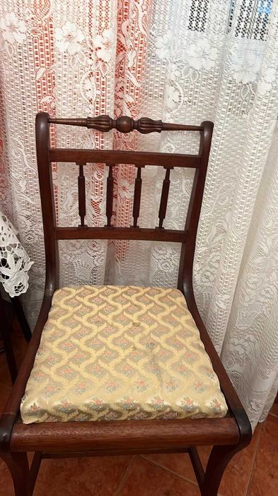 cadeira em madeira com forro