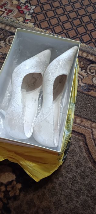 Продам весільну сукню и туфлі розмір 34.