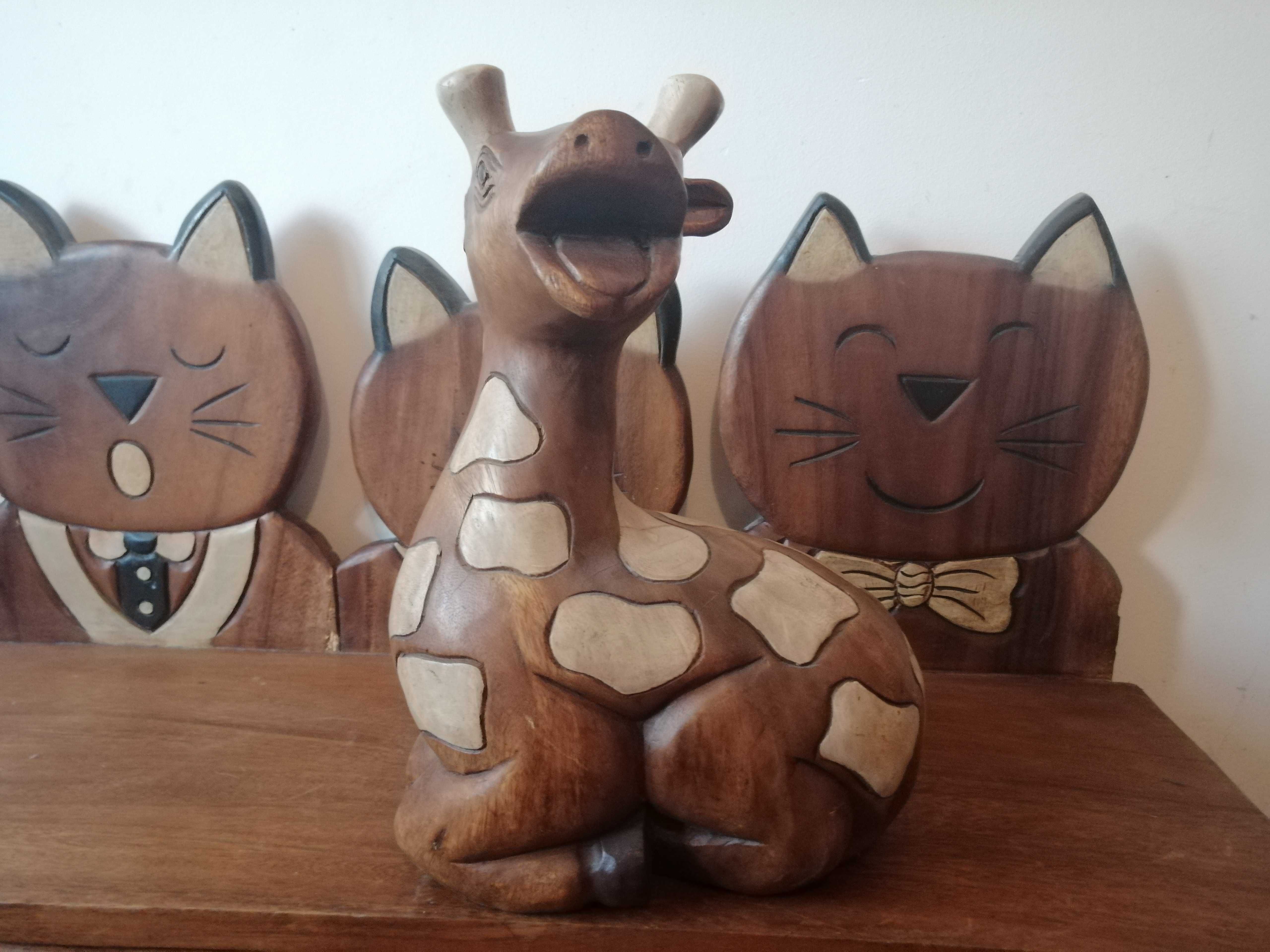 Decoração em madeira maciça