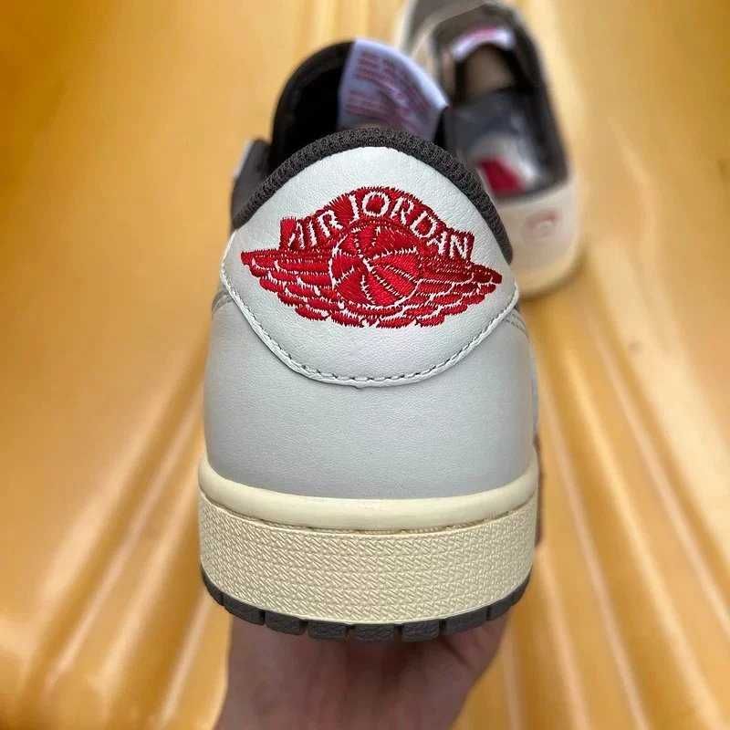 Jordan 1 Retro Low OG SP
Travis Scott Reverse Mocha