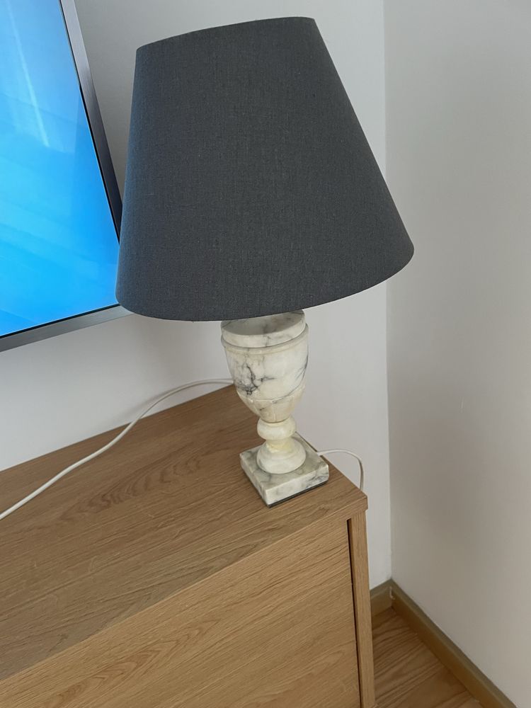 Lampa z kamienia stara bardzo ladnie wyglada