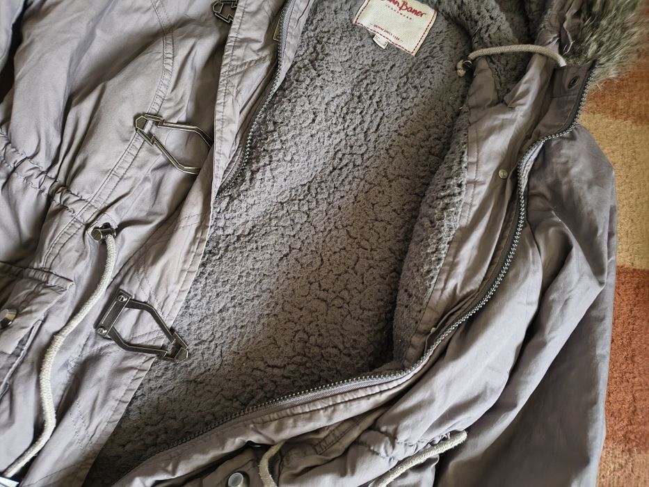 Szarą kurtka z kapturem