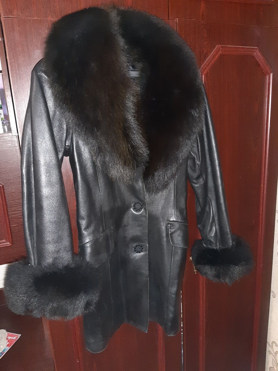 Кожаное пальто с мехом меховой воротник