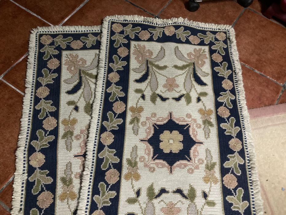 Tapetes de arraiolos 2 iguais em bom estado