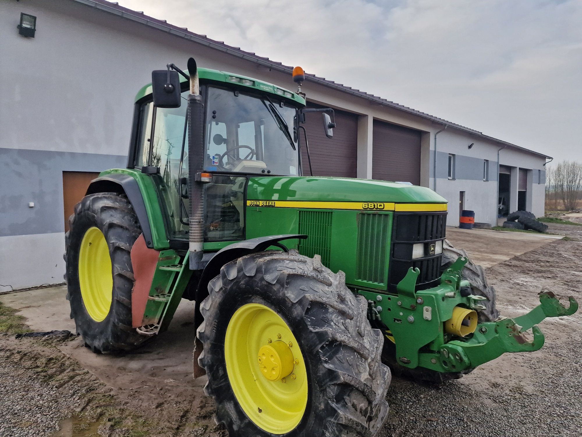 Ciągnik John Deere 6810