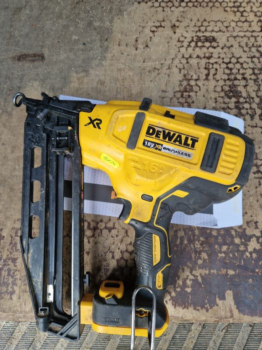 Dewalt sztyfciarka DCN660