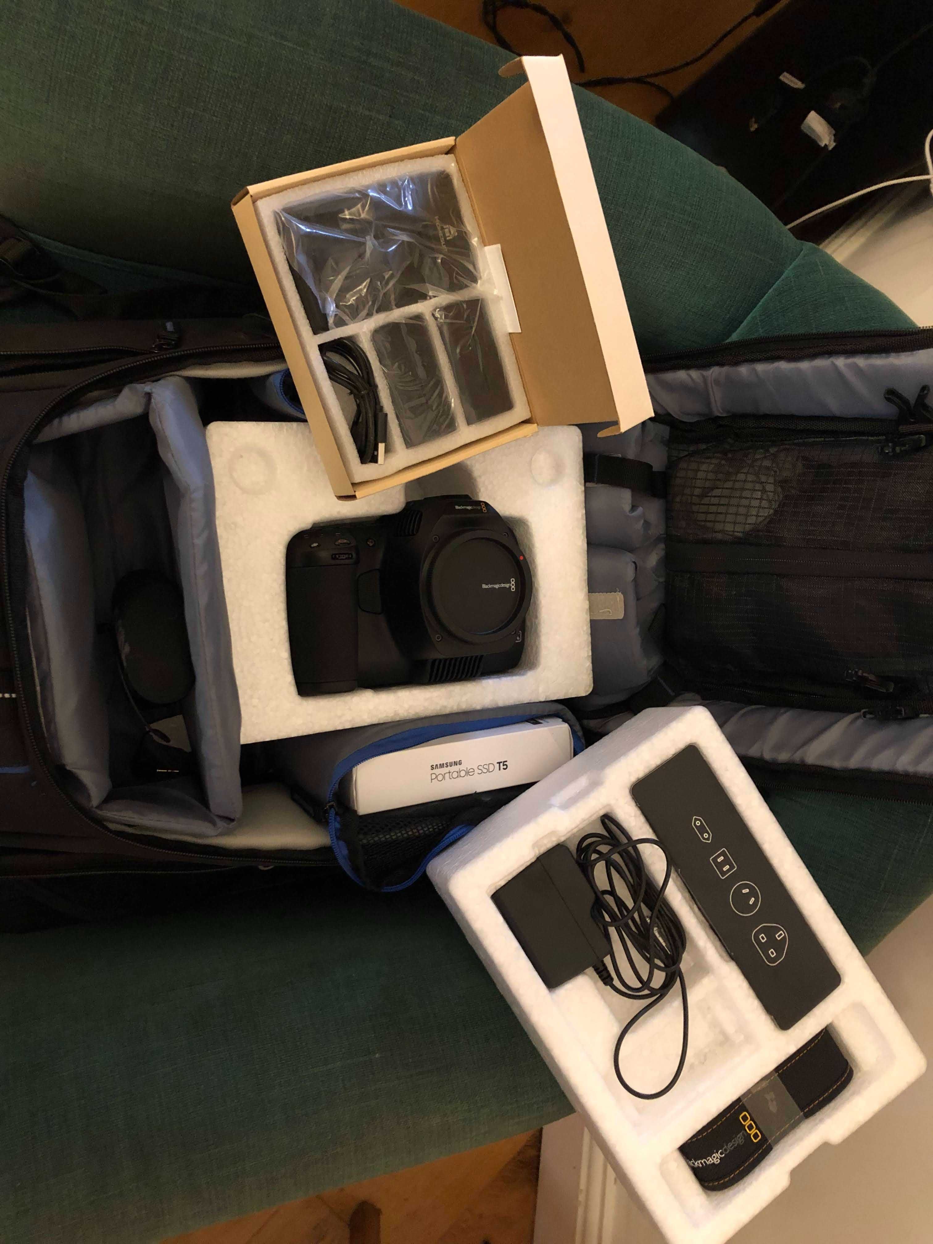 Blackmagic Pocket Cinema Camera 6K Pro Bundle - SSD, Baterias, Gaiola