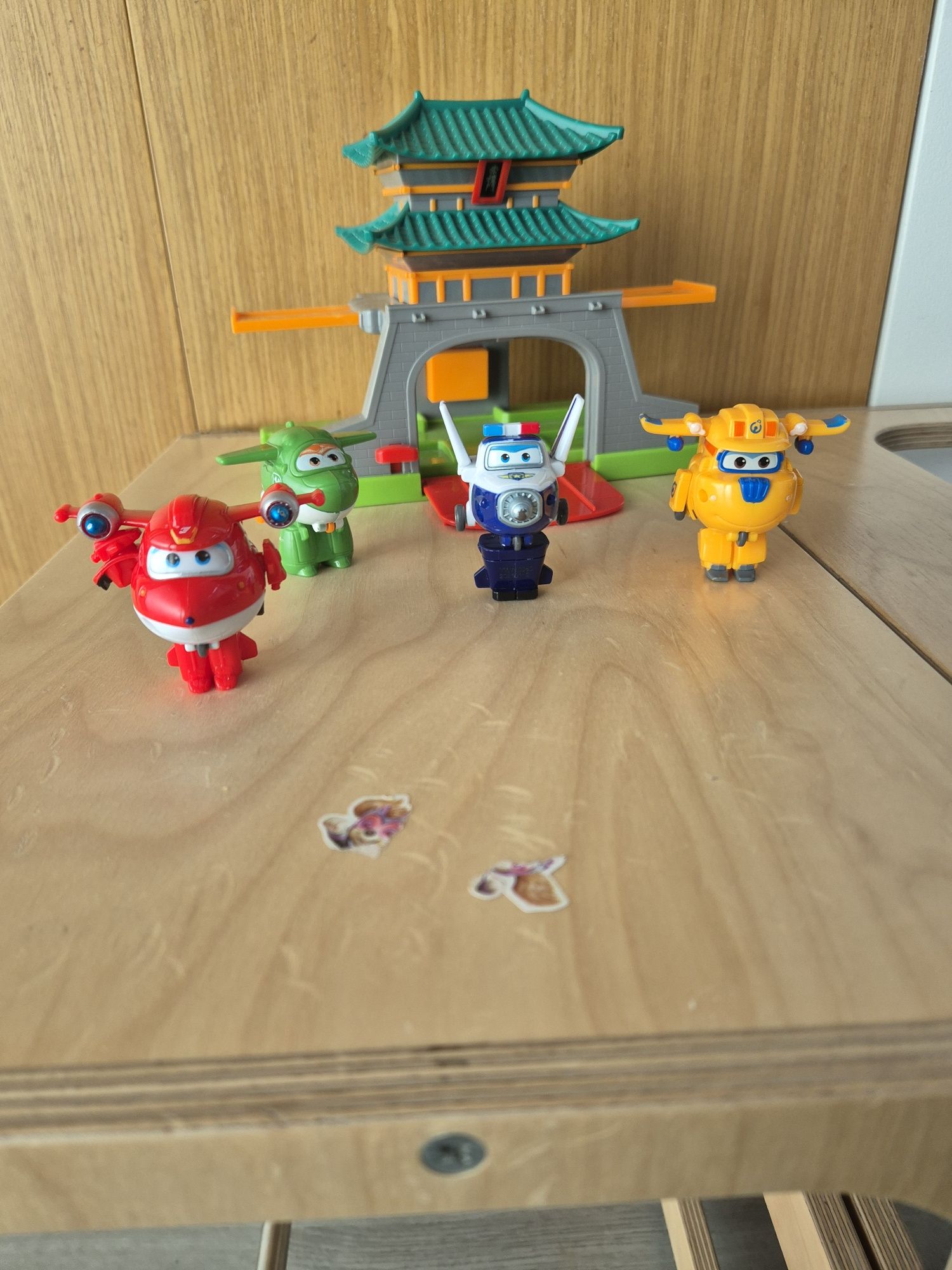 Super wings - jett, paul, donnie e mira com templo chinês