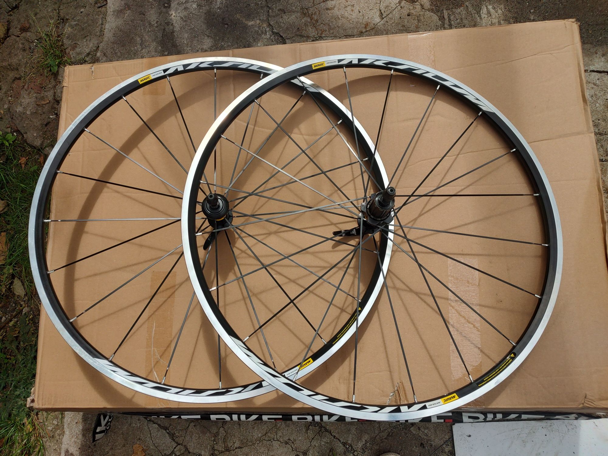 Koła szosowe Mavic Aksium nowe 700c 28" łożyska maszynowe bębenek hg
