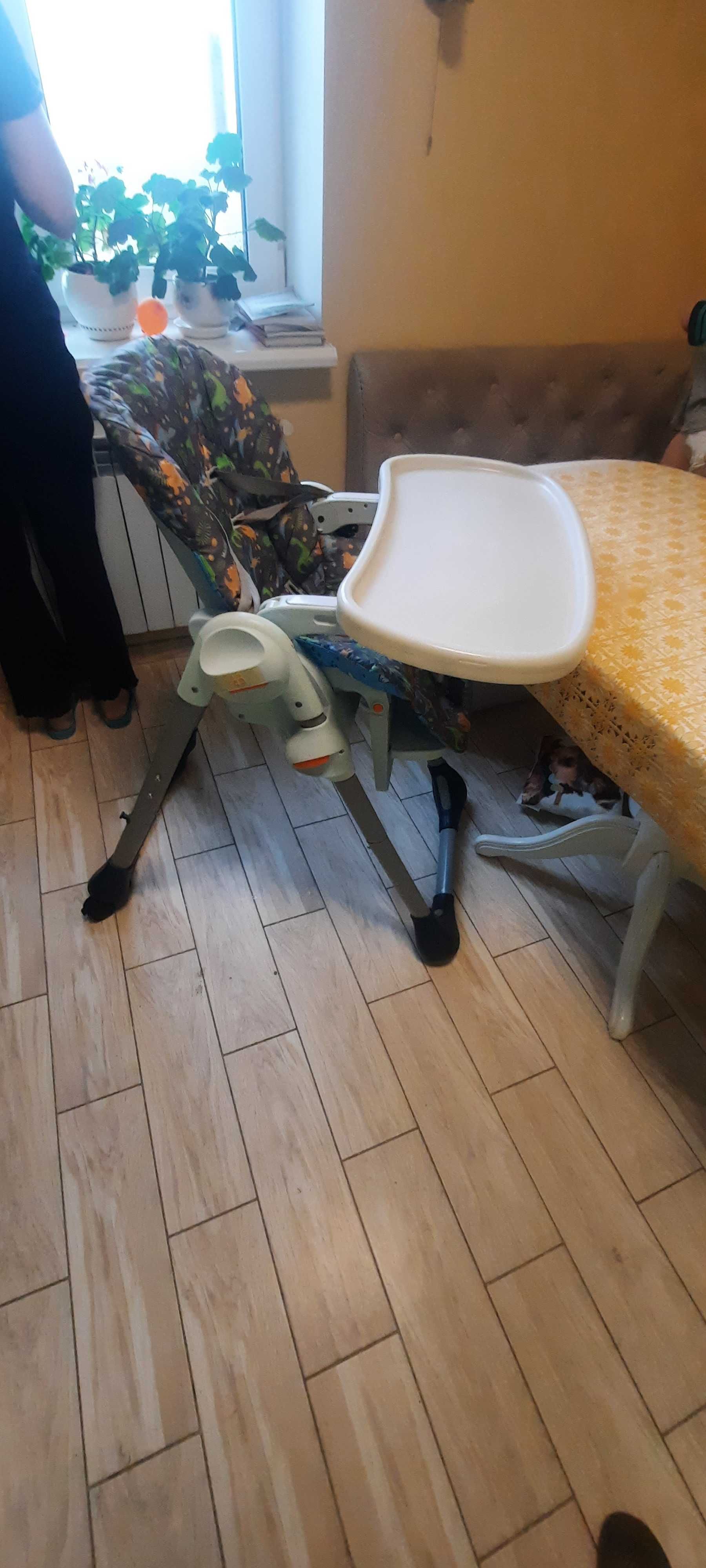 Дитячий стільчик для годування