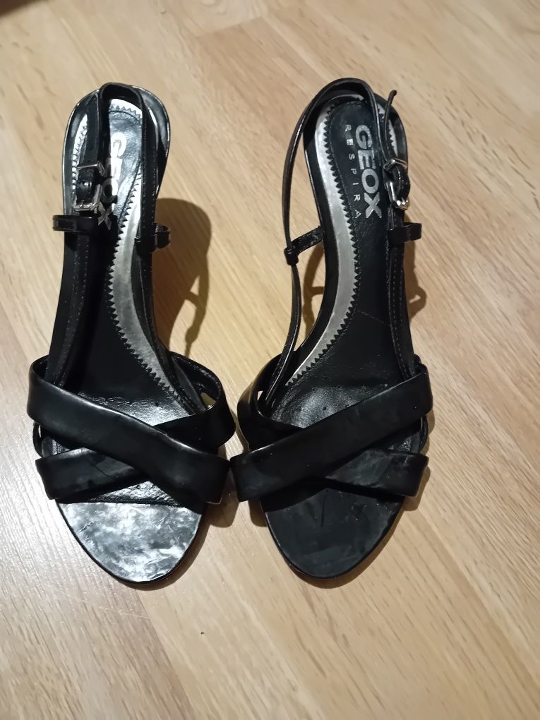 Buty na lato kolor czarny na bardzo szczupłą  nogę na małym  obcasie