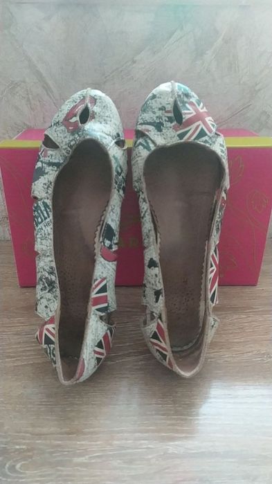 Продам кожані балетки