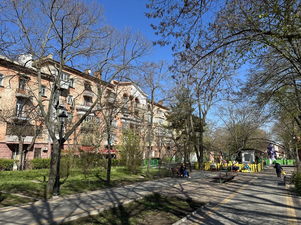 Продам 3х к. кв. сталинку, с гаражом, ул. Декабристов, городок Сказка