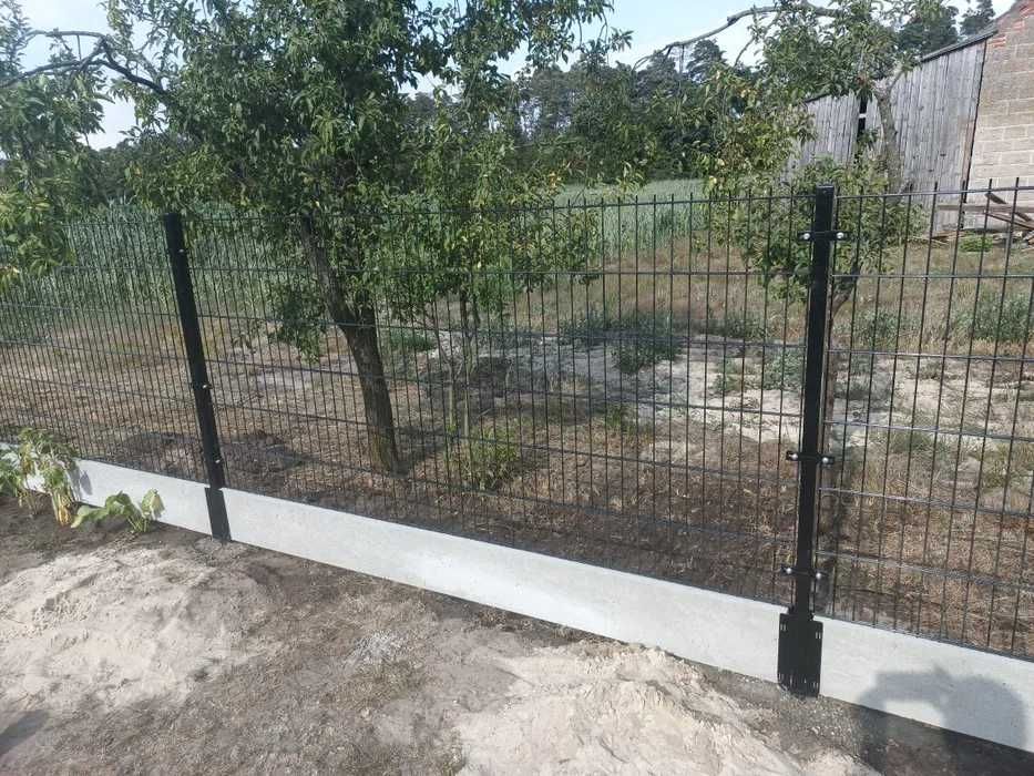 Ogrodzenie panelowe, słupki ogrodzeniowe, podmurówka betonowa