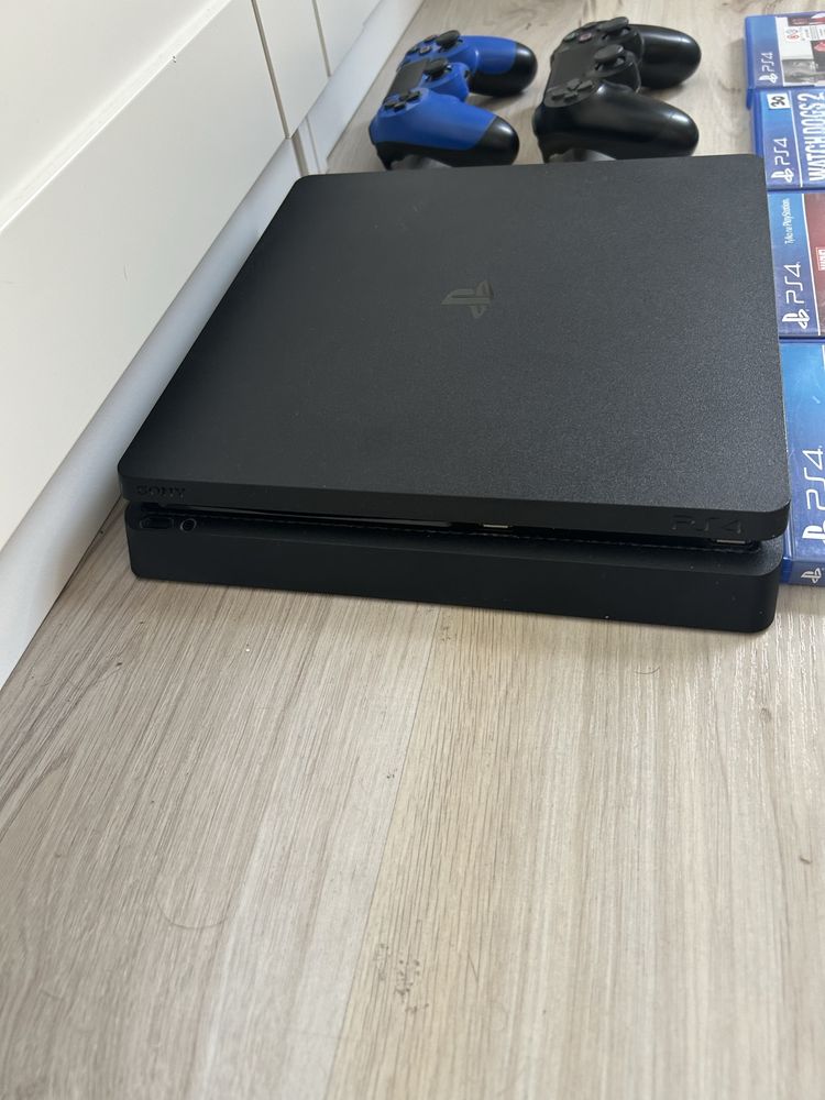 Konsola PS4 PlayStation 4 Slim, 2 pady, 4 gry