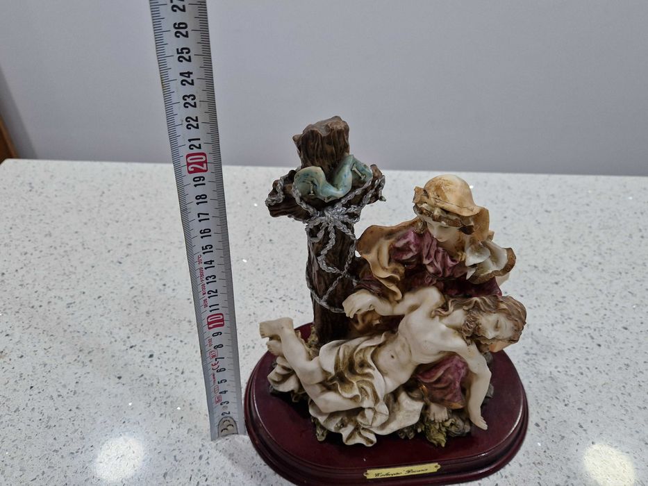 Estátua em marfinite genuíno, de Cristo  e sua mãe com ele em braços