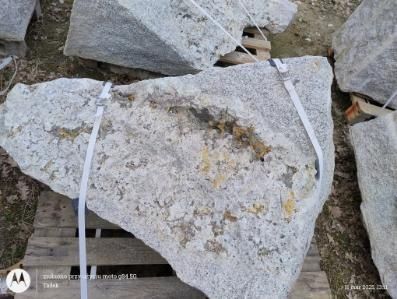 Bryły granitowe z minerałami
