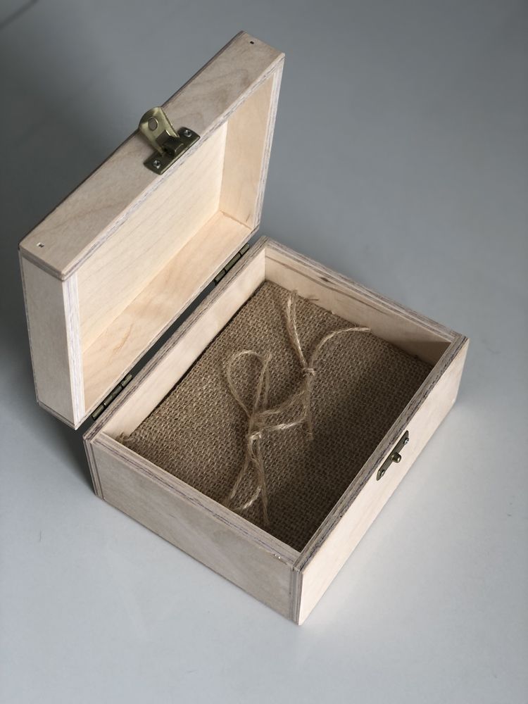 Piękna drewniana szkatułka ślubna na obrączki love