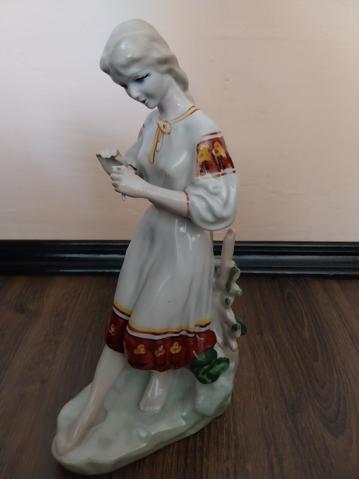 Статуетка антикварна дівчина