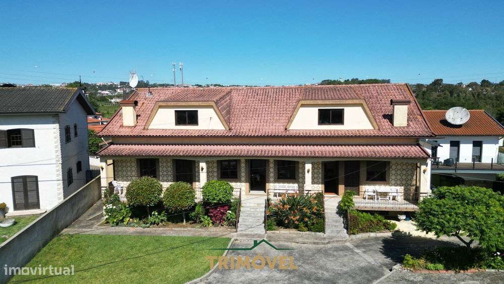 Moradia Bifamiliar com com Jardim e Terreno em Vila de Cucujães