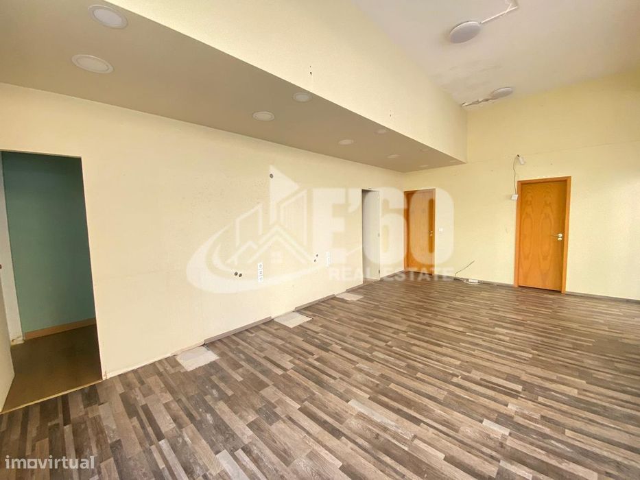 Loja Em Centro De Espinho