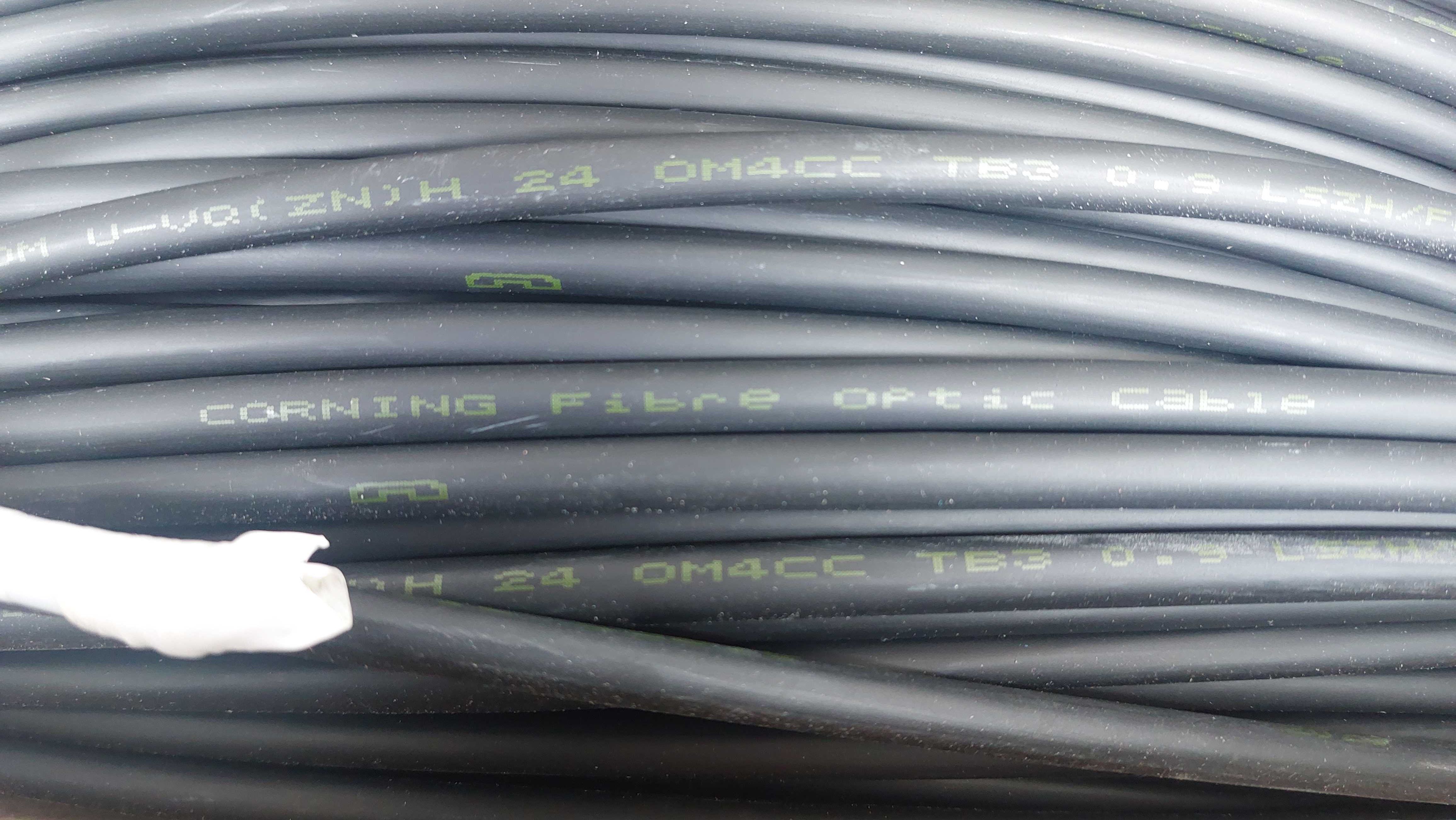 Kabel światłowodowy, od 20-500m Corning OM4 Wielomod Czarny 24-drożny,