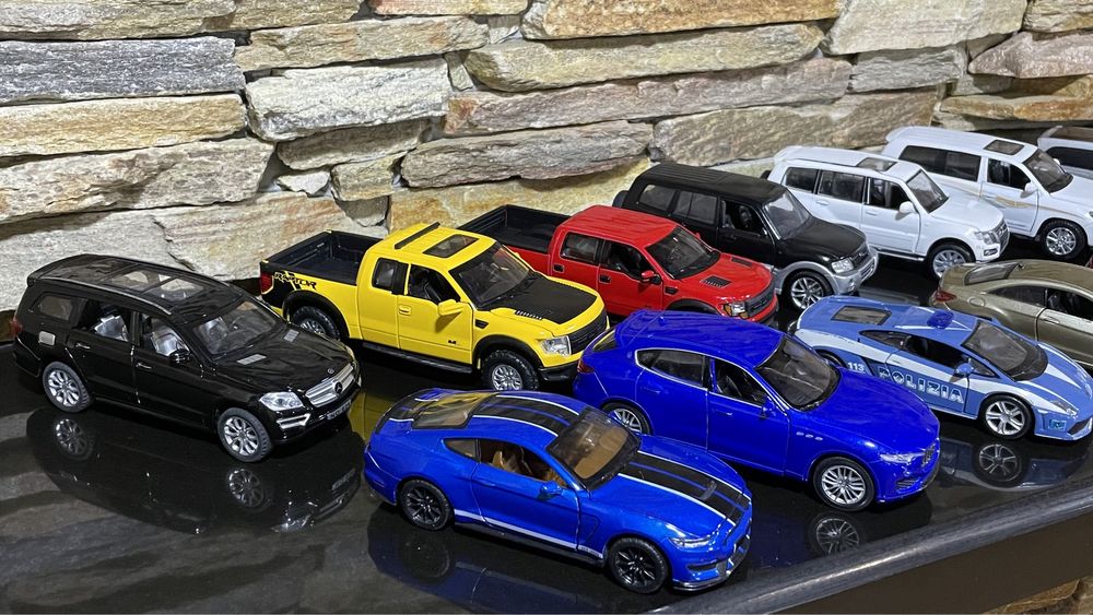Металеві моделі авто 1:32 іграшка машинка джип спортивна 1/32 колекцій