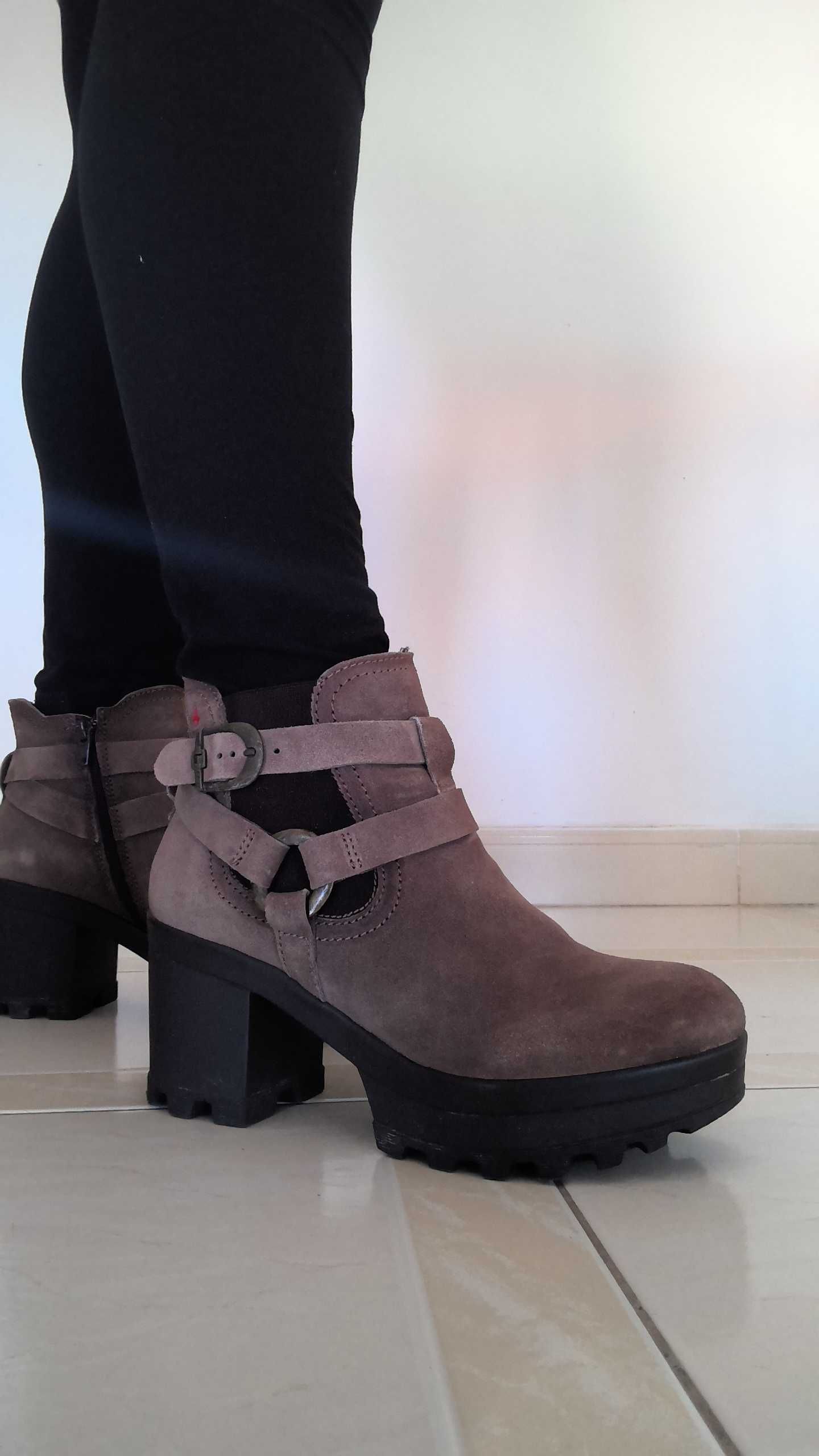 Botins de Couro c/Fivela