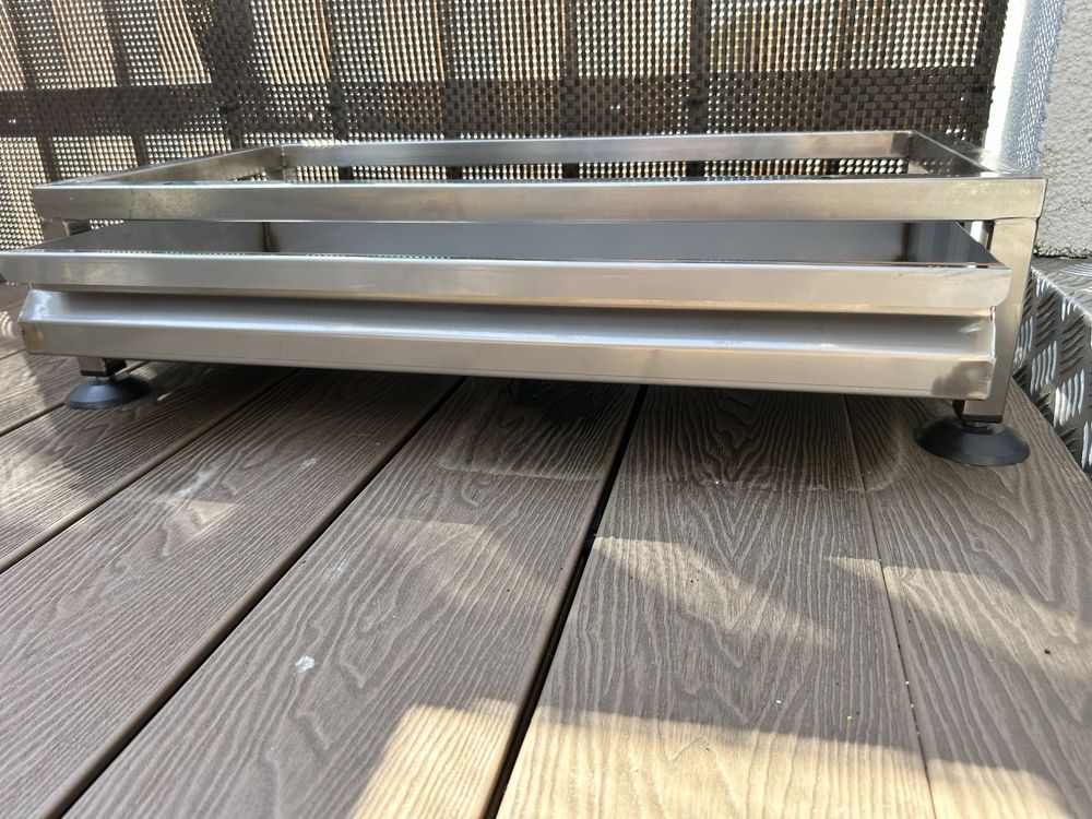 Stojak pod klimatyzacje z pojemnikiem na kondensat