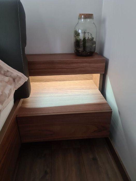 Łóżko z oświetleniem i szafkami nocnymi (bez materaca)