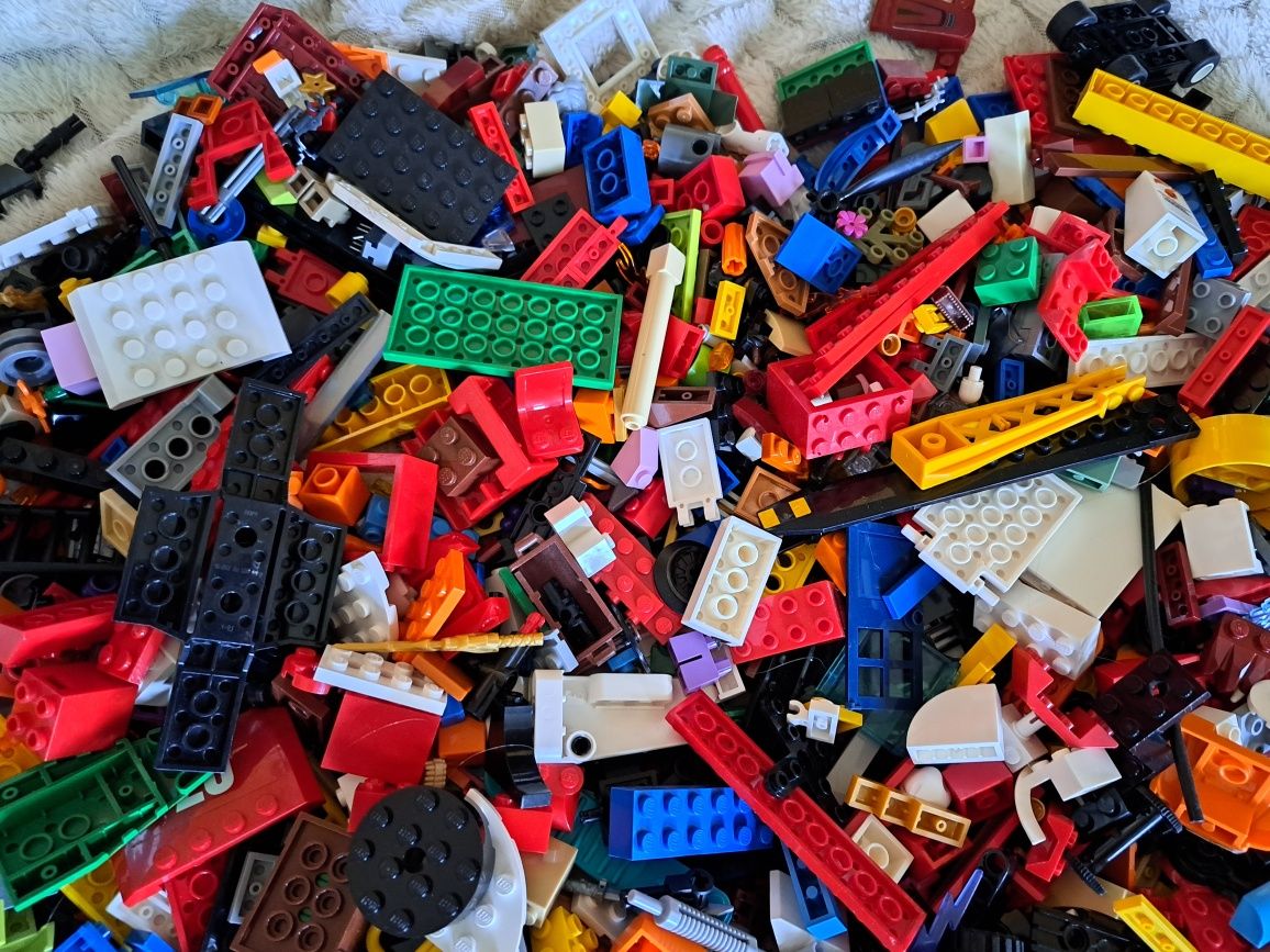 5 kg klocków- głównie Lego,  trochę Cobi (czołg)