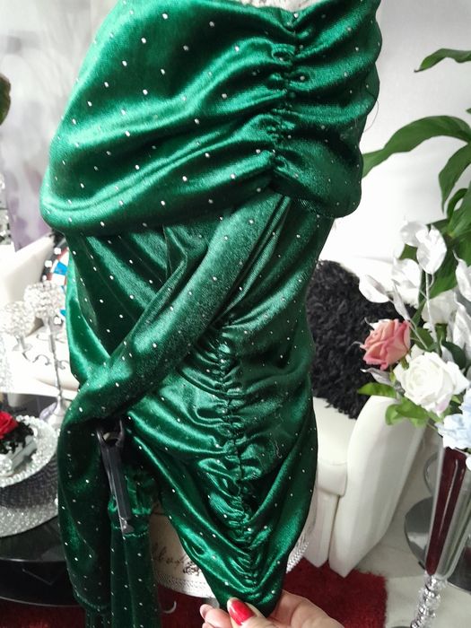 Cudny komplet welurowy zdobiony cyrkoniami