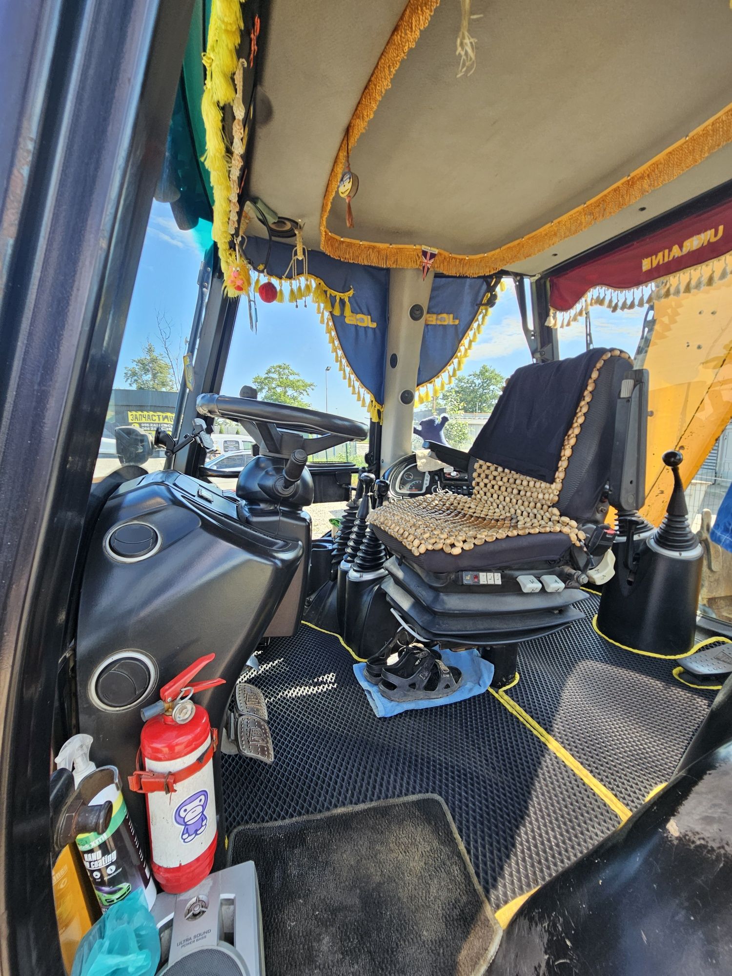 Продам  Екскаватор навантажувач JCB 4CX