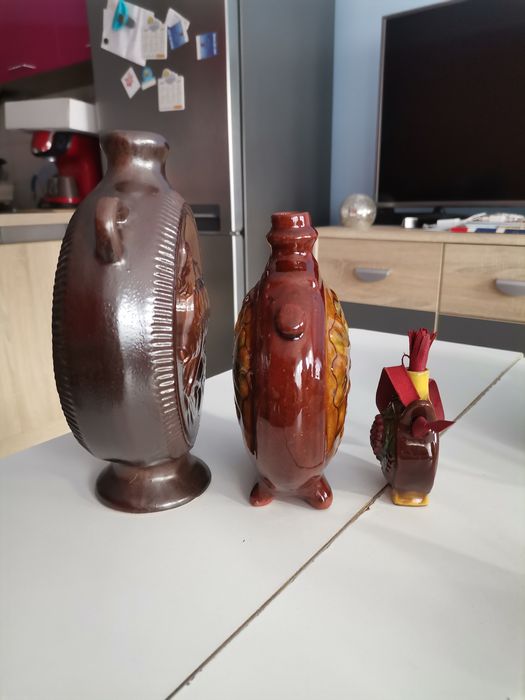 Trzy ceramiczne butelki