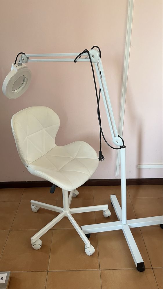 Cadeira e candeeiro estetica