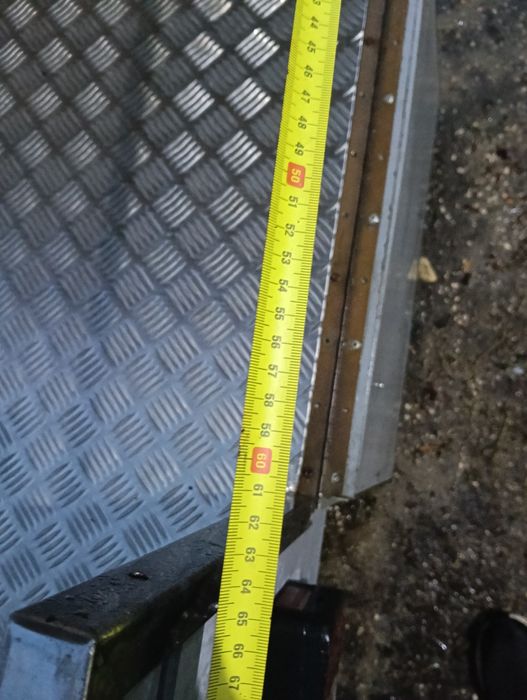 Reboque com tampa em bom estado