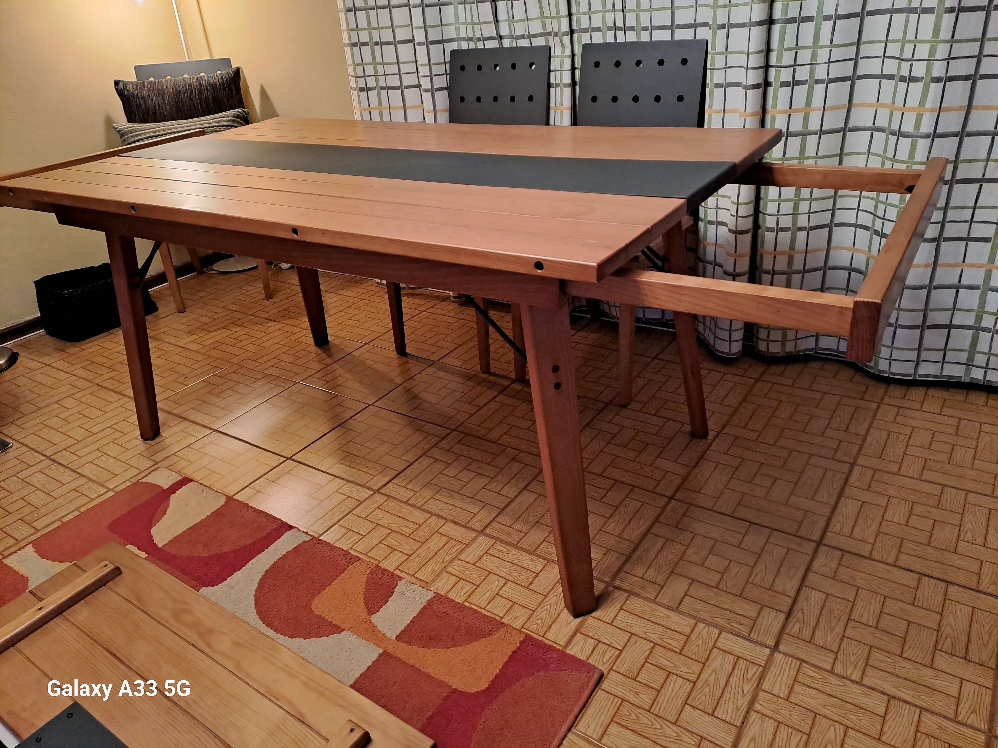 Mesa de jantar e cadeiras