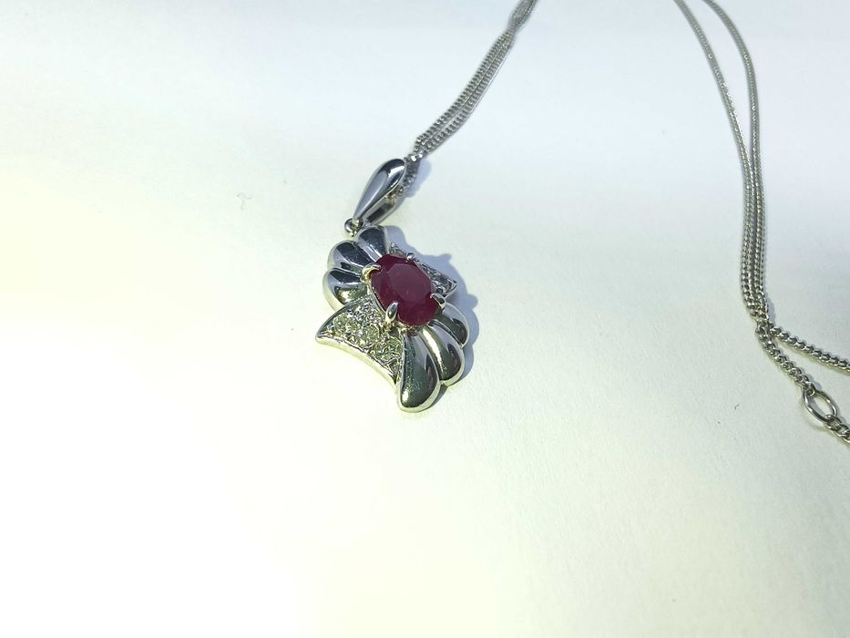 Platynowa zawieszka z rubinem i brylantami na łańcuszku, certyfikat