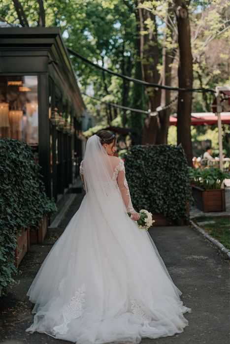 Весільна сукня зі шлейфом