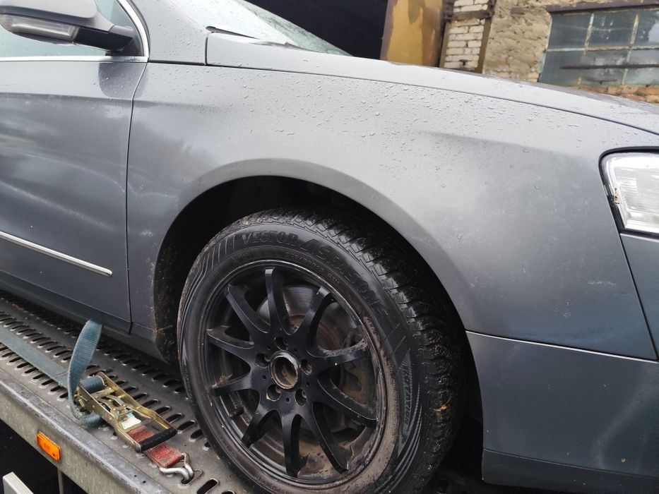 VW Passat B6 błotnik przedni prawy LA7T