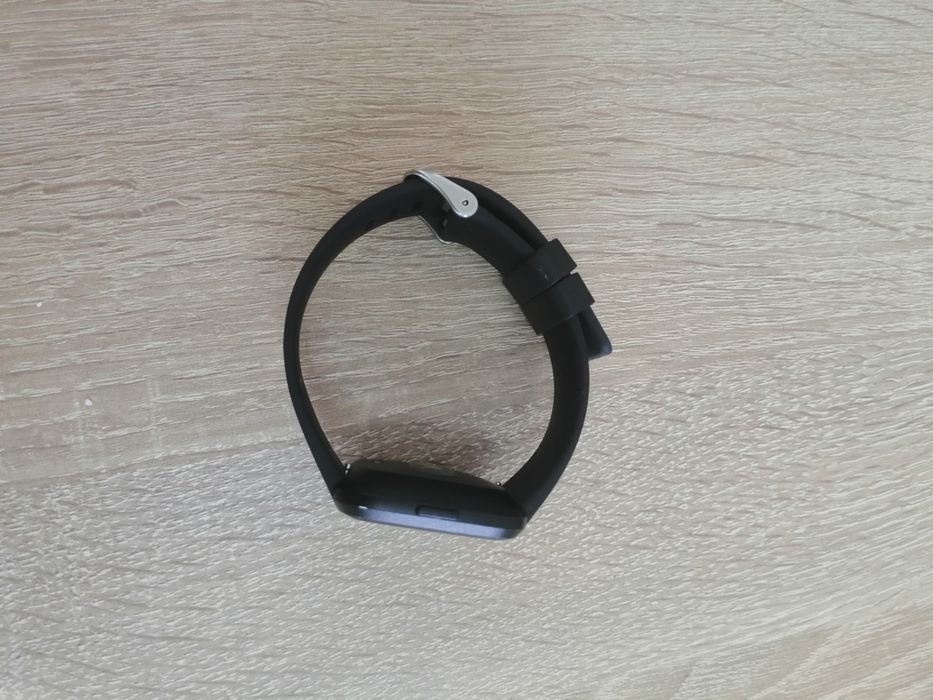 Продам фитнес трекер fitbit versa