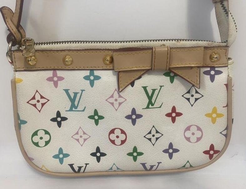 сумочка від Louis Vuitton.