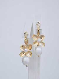Kolczyki z perłami słodkowodnymi i kwiatami metalowymi