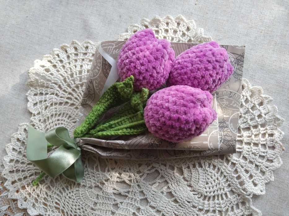 Bukiet szydełkowych tulipanów. Trzy tulipany