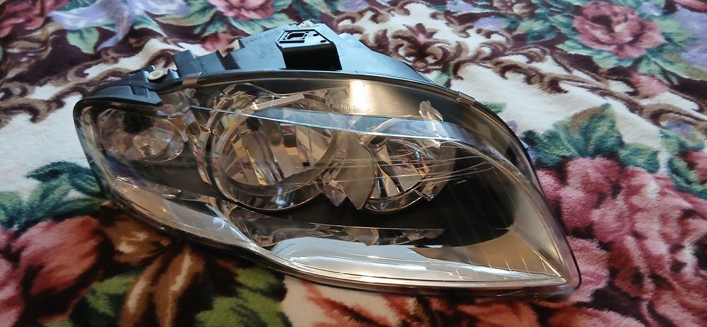 Фара передня права Audi A4 b7.