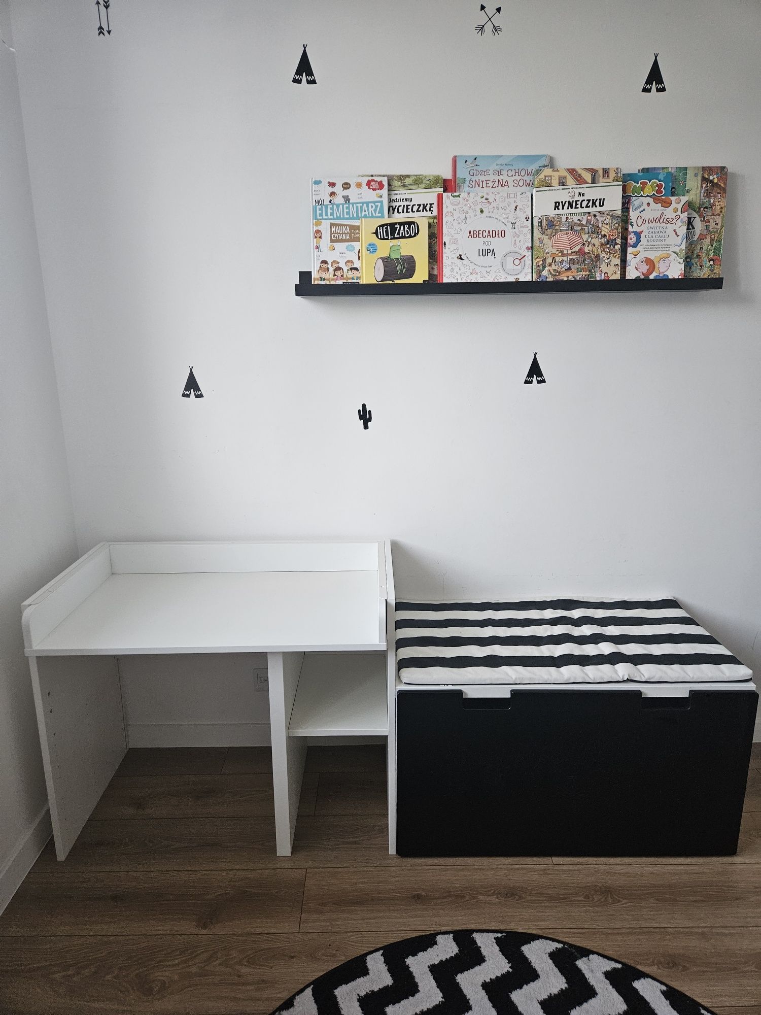 Ikea stuva - biurko i skrzynia. Zestaw dla przedszkolaka